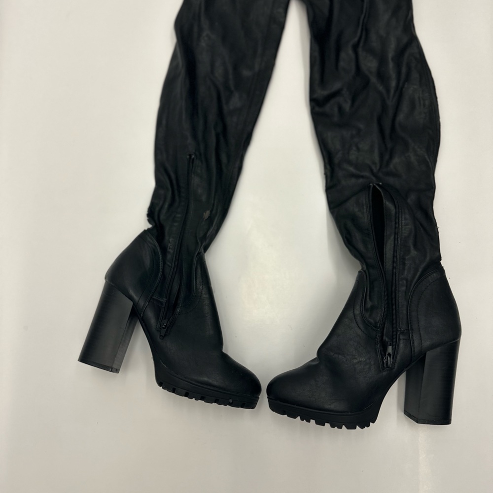 BLACK KNEE HIGH LEATHER BOOTS! (Size8.5w)